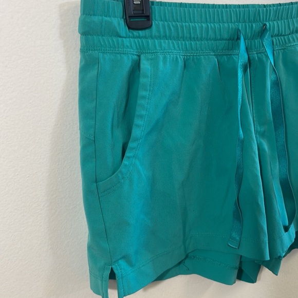 Good condition woman’s Old Navy Active shorts. Size M. - Picture 7 of 13